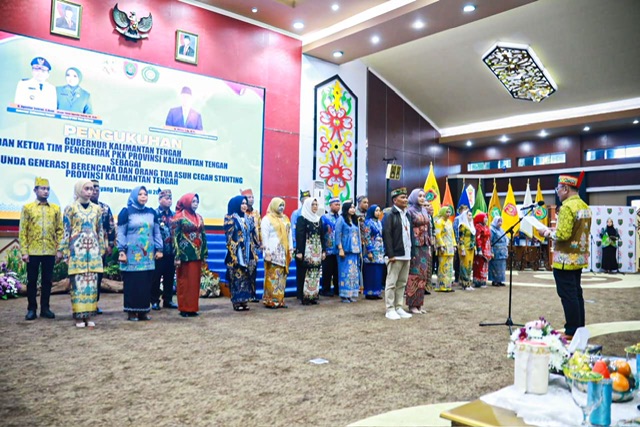 Gubernur Agustiar Sabran Bersama Ketua TP-PKK Aisyah Thisia Agustiar Sabran Dikukuhkan Sebagai Ayah dan Bunda GenRe Serta Orang Tua Asuh GENTING