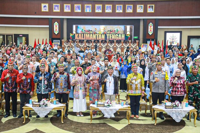 Gubernur Agustiar Sabran Bersama Ketua TP-PKK Aisyah Thisia Agustiar Sabran Dikukuhkan Sebagai Ayah dan Bunda GenRe Serta Orang Tua Asuh GENTING