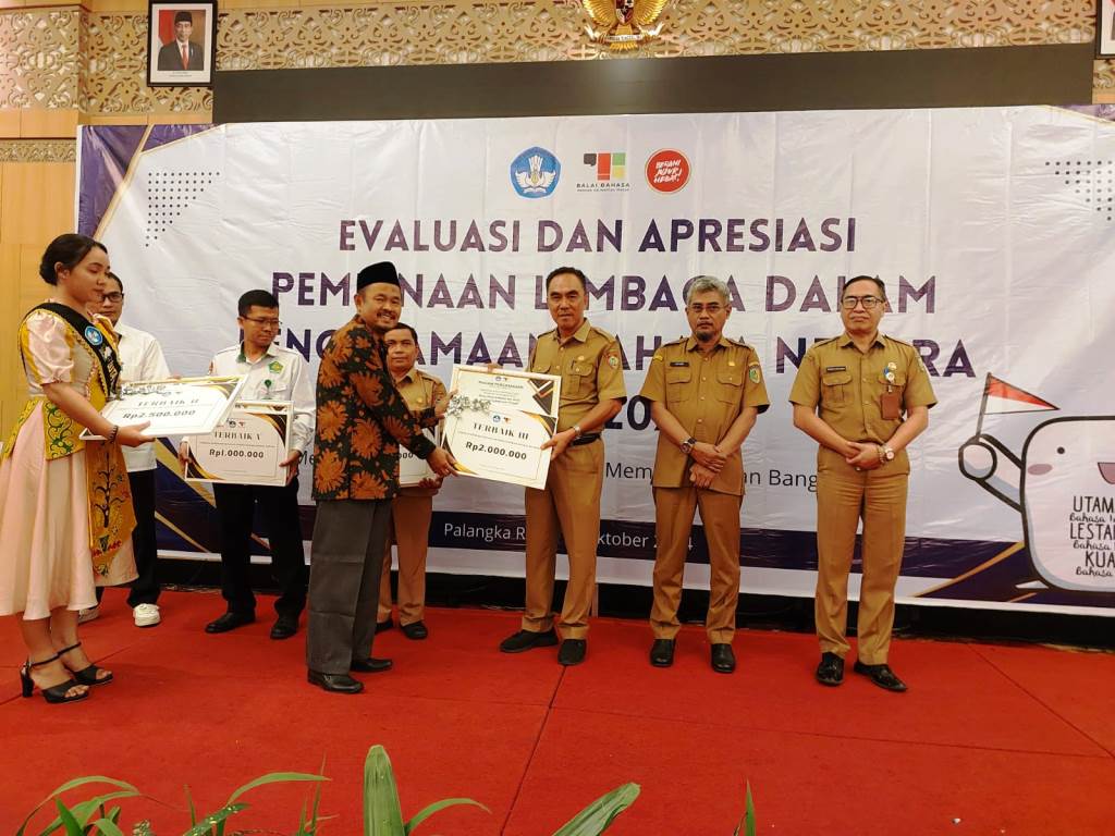 Dispursip Kalteng Terima Piagam Penghargaan Terbaik III Lembaga Pemerintah dalam Pengutamaan Bahasa Negara