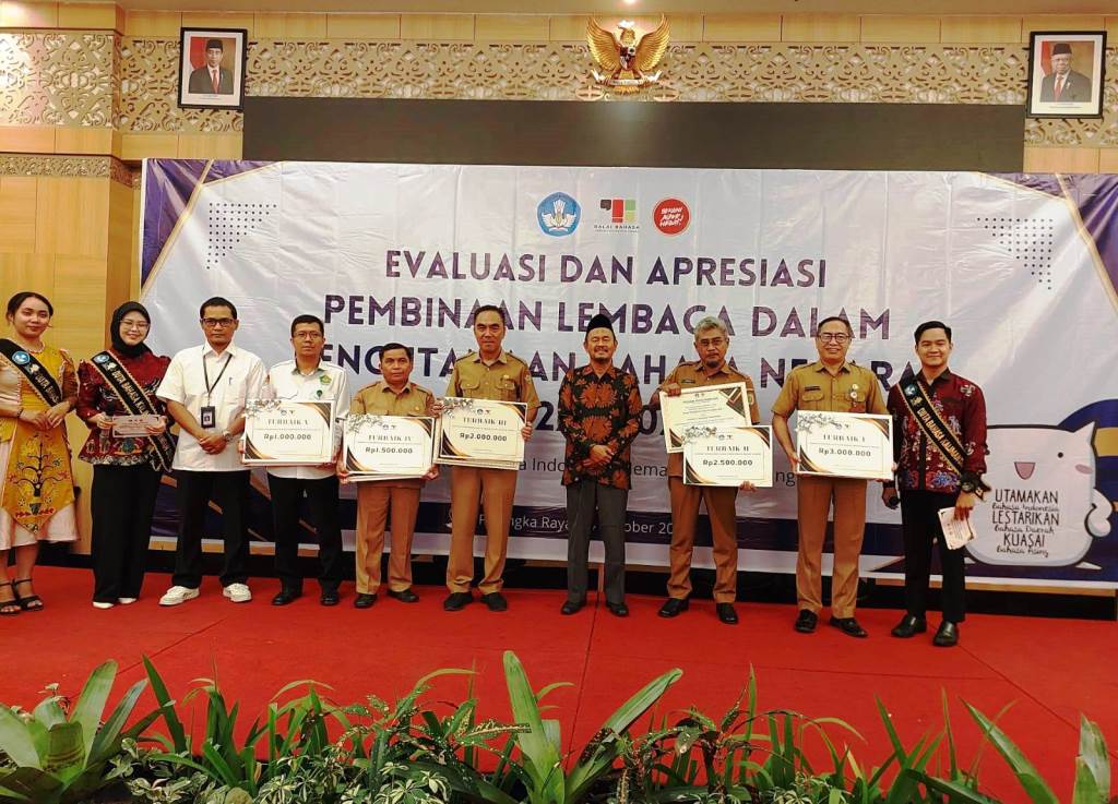 Dispursip Kalteng Terima Piagam Penghargaan Terbaik III Lembaga Pemerintah dalam Pengutamaan Bahasa Negara