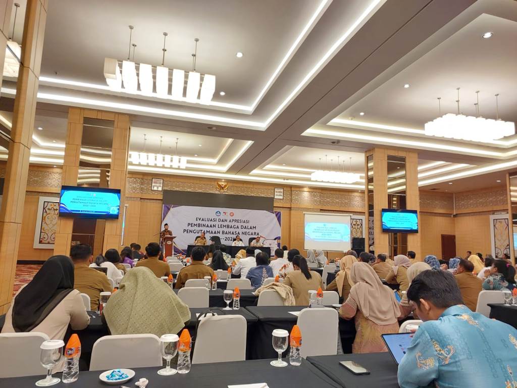 Dispursip Kalteng Terima Piagam Penghargaan Terbaik III Lembaga Pemerintah dalam Pengutamaan Bahasa Negara