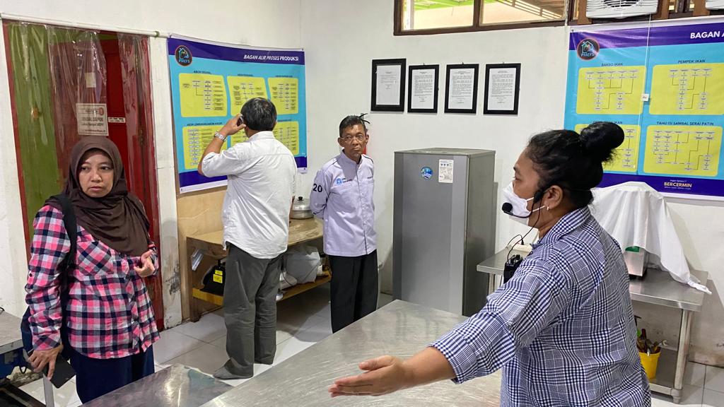 Kepala Dislutkan Bersama Tim IPB University Kunjungi Rumah Produksi UPI PMEFS Palangka Raya