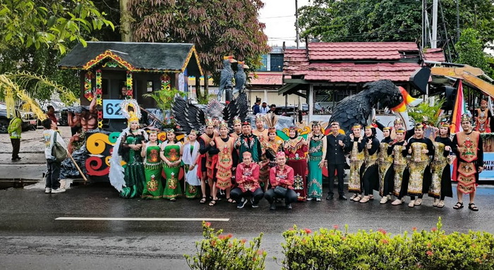 Miniatur Rumah Betang Jadi Simbol Sinergi Pembangunan pada Mobil Hias Bapperida Kalteng di FBIM 2026