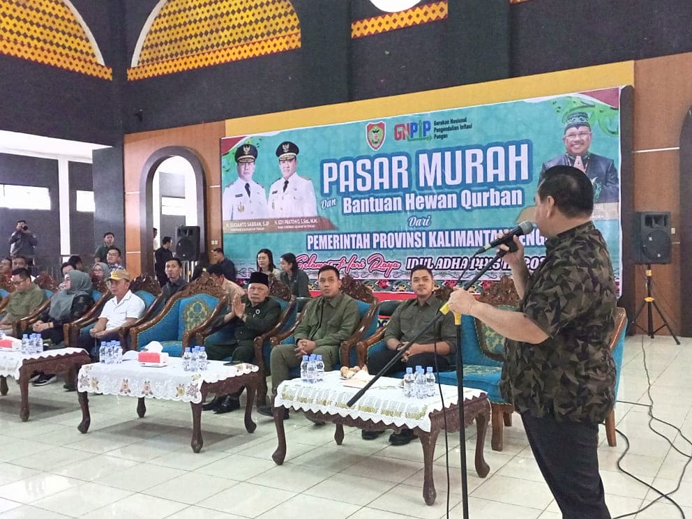 Plt. Kadisdik Kalteng Dampingi Gubernur Kalteng Buka Pasar Murah dan Salurkan Hewan Kurban