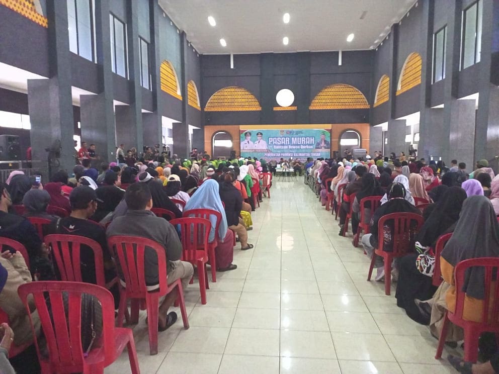Plt. Kadisdik Kalteng Dampingi Gubernur Kalteng Buka Pasar Murah dan Salurkan Hewan Kurban