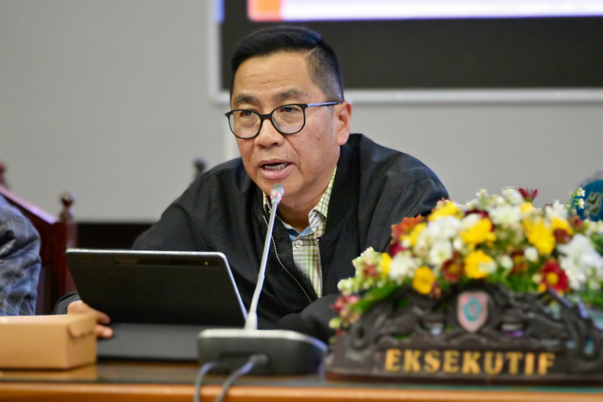 Kepala Bappedalitbang Prov. Kalteng Leonard S. Ampung Paparkan RPJPD Prov. Kalteng Tahun 2025-2045