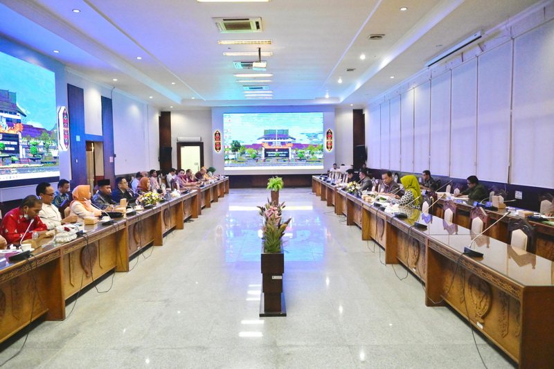 Kepala Bappedalitbang Prov. Kalteng Leonard S. Ampung Paparkan RPJPD Prov. Kalteng Tahun 2025-2045