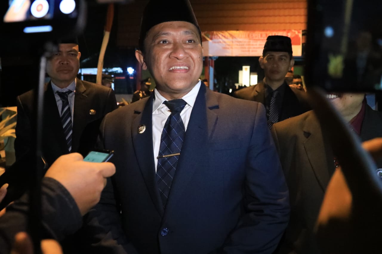 Wagub Kalteng  Edy Pratowo Ikuti Apel Kehormatan dan Renungan Suci Di Taman Makam Pahlawan Sanaman Lampang