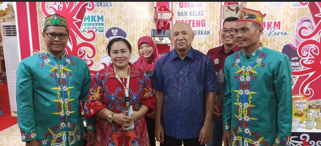 Stand Pameran Diskop UKM Prov. Kalteng Berhasil Raih Predikat Kategori Stand Terbaik Pertama Dalam Penyelenggaraan Expo UMKM