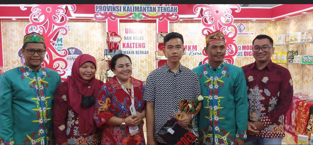 Stand Pameran Diskop UKM Prov. Kalteng Berhasil Raih Predikat Kategori Stand Terbaik Pertama Dalam Penyelenggaraan Expo UMKM