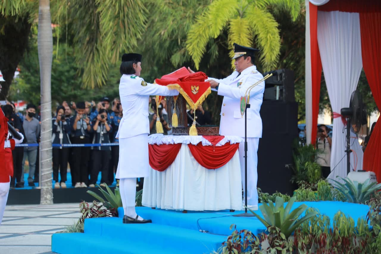 Wagub Kalteng Edy Pratowo Pimpin Upacara Penurunan Sang Merah Putih