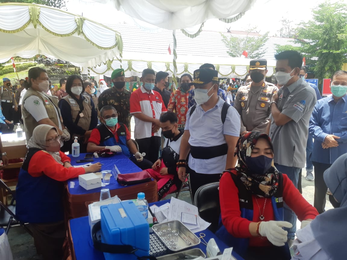 Gubernur Kalteng Tinjau Pencanangan Vaksinasi Pelajar di Barito Utara