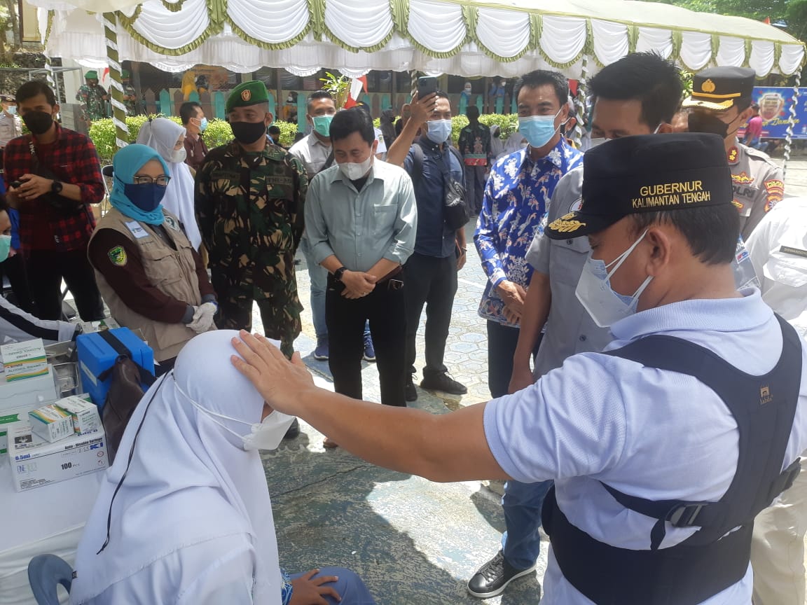 Gubernur Kalteng Tinjau Pencanangan Vaksinasi Pelajar di Barito Utara