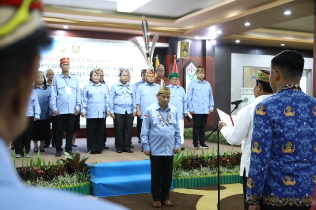 Wagub Kalteng Edy Pratowo Lantik Pengurus Kerukunan Warga Ot Danum Prov. Kalteng Periode 2025–2030