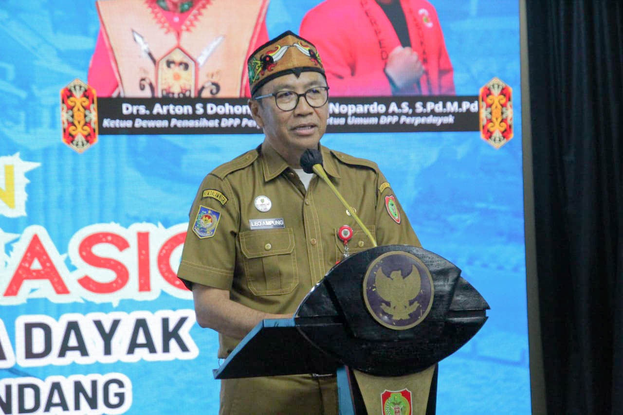 Gubernur Kalteng Agustiar Sabran Mengukuhkan Ketua Pemuda Dayak Pada Musyawarah Nasional DPP Perpedayak Tahun 2025 