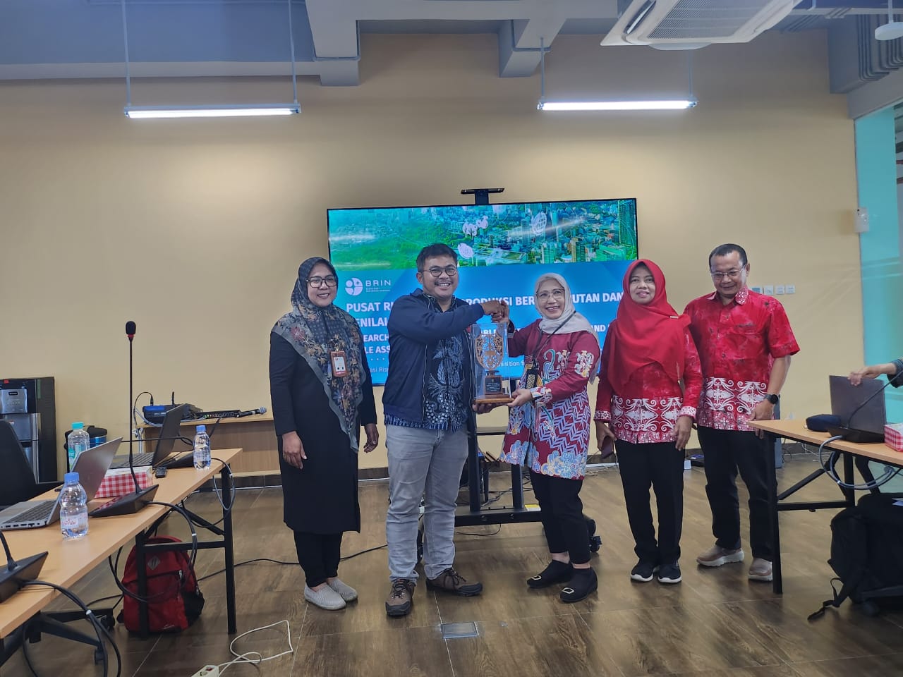 Kadis TPHP Sunarti Menandatangani Nota Kesepahaman Dengan Pusat Riset Sistem Produksi Berkelanjutan dan Penilaian Daur Hidup Organisasi Riset Energi dan Manufaktur BRIN