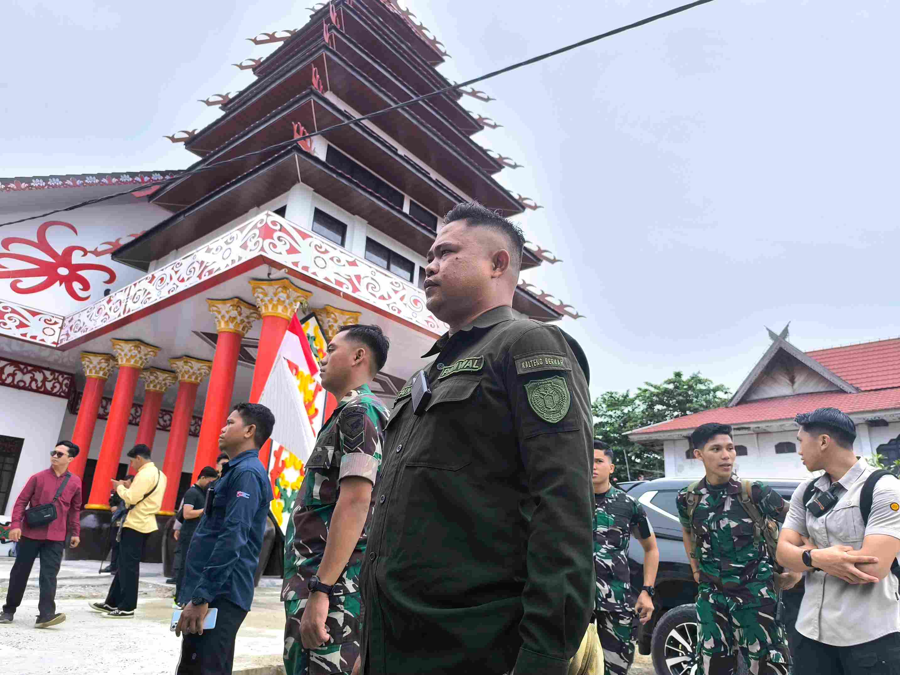 Satpol PP Prov. Kalteng Laksanakan Pengamanan Dalam Kelancaran dan Ketertiban Peresmian Balai Induk Kaharingan Garing Nganderang dan Gedung Kayu Erang Tingang
