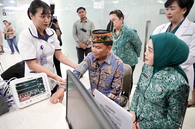 Gubernur Agustiar Sabran Bersama Ketua TP-PKK Aisyah Thisia Agustiar Sabran Tinjau Pemeriksaan Kesehatan Gratis Deteksi Dini Kanker Payudara Melalui USG