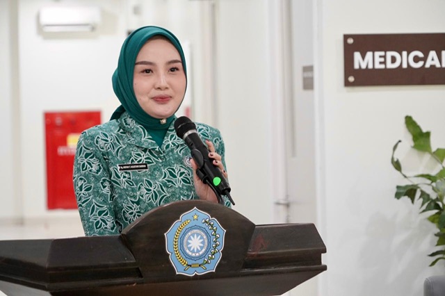 Gubernur Agustiar Sabran Bersama Ketua TP-PKK Aisyah Thisia Agustiar Sabran Tinjau Pemeriksaan Kesehatan Gratis Deteksi Dini Kanker Payudara Melalui USG