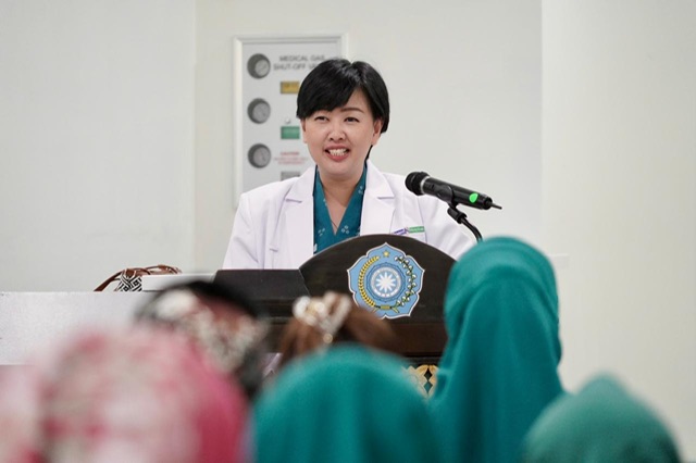 Gubernur Agustiar Sabran Bersama Ketua TP-PKK Aisyah Thisia Agustiar Sabran Tinjau Pemeriksaan Kesehatan Gratis Deteksi Dini Kanker Payudara Melalui USG