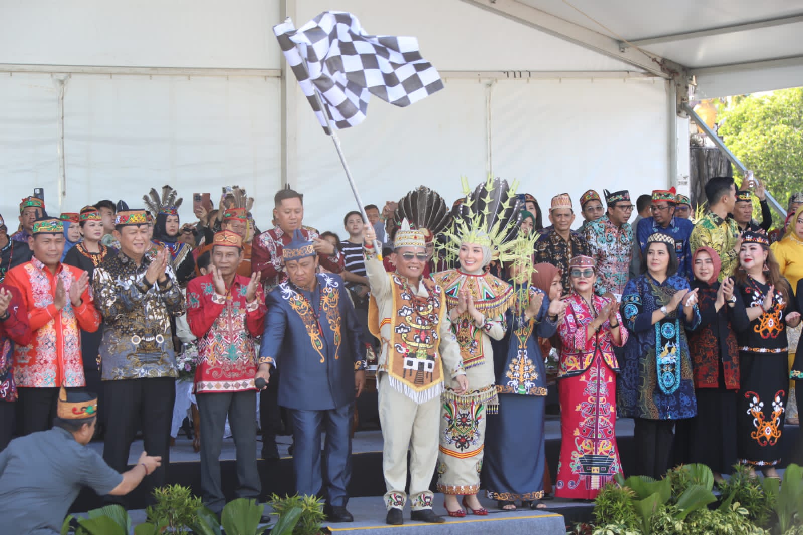 Gubernur Kalteng Agustiar Sabran Lepas Peserta Karnaval Budaya FBIM Tahun 2025