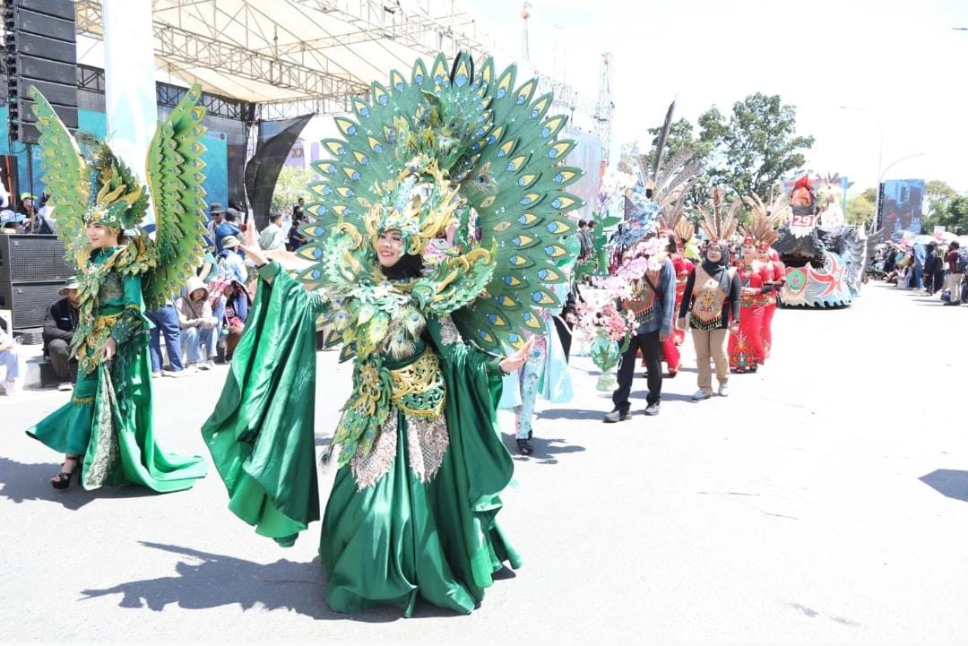 Gubernur Kalteng Agustiar Sabran Lepas Peserta Karnaval Budaya FBIM Tahun 2025