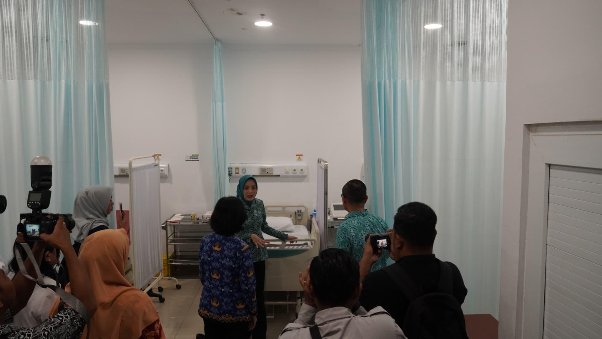 Ketua TP-PKK Prov. Kalteng Aisyah Thisia Agustiar Sabran Tinjau Bakti Sosial Layanan USG Kehamilan dan Mamografi