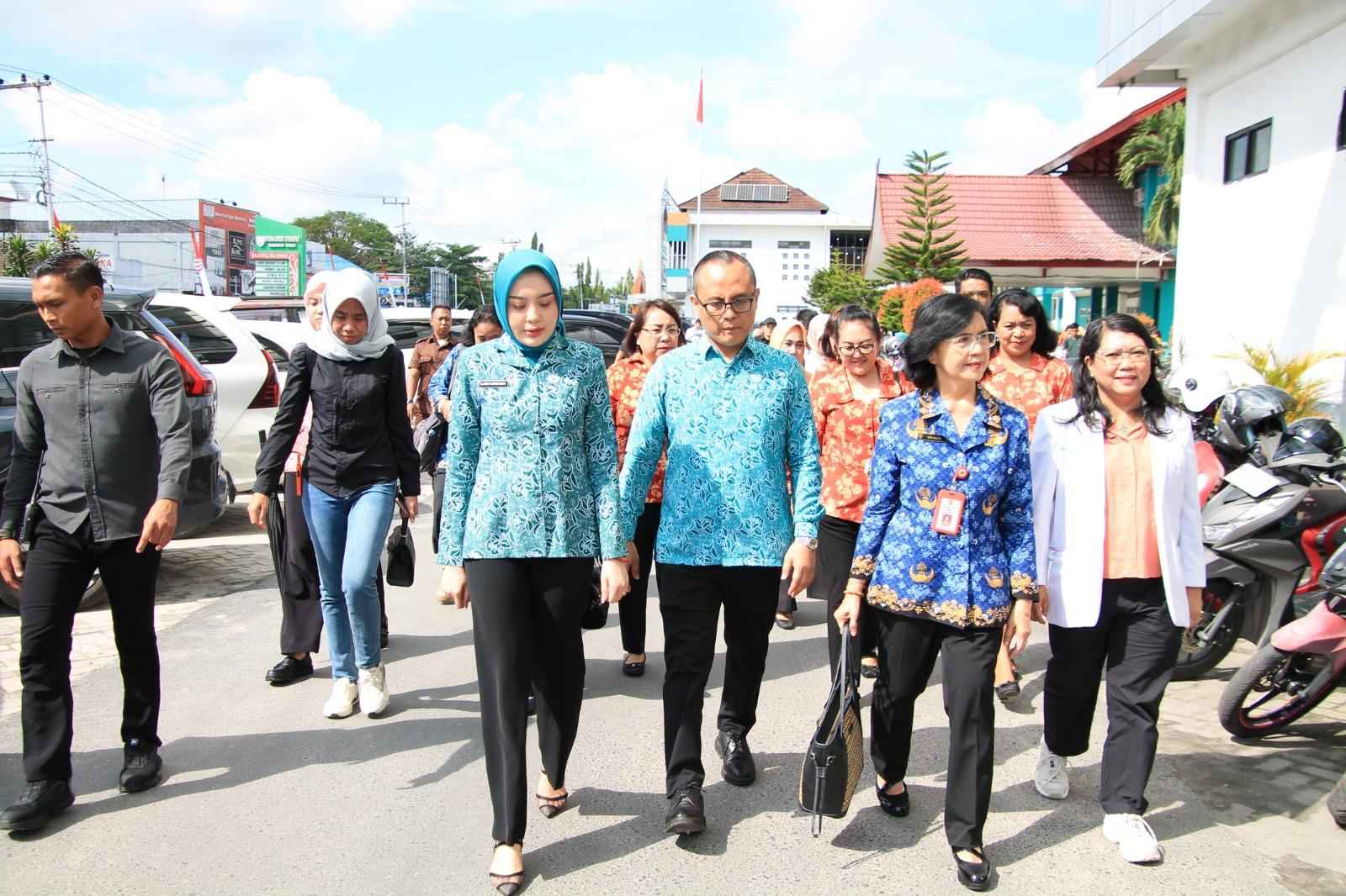 Ketua TP-PKK Prov. Kalteng Aisyah Thisia Agustiar Sabran Tinjau Bakti Sosial Layanan USG Kehamilan dan Mamografi