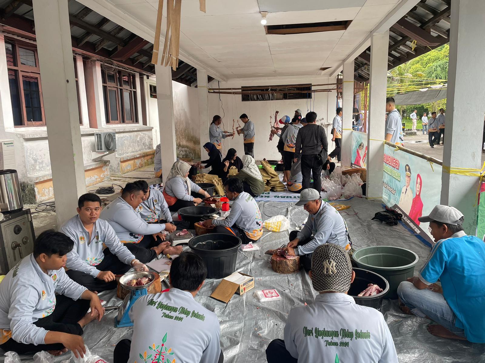 DLH Prov. Kalteng Menyelenggarakan Penyembelihan dan Pembagian Hewan Qurban