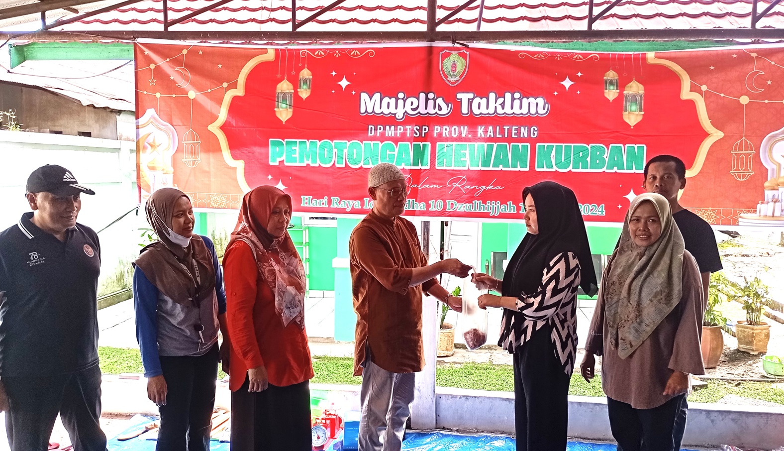 Majelis Taklim DPMPTSP Prov. Kalteng Laksanakan Pemotongan Hewan Qurban