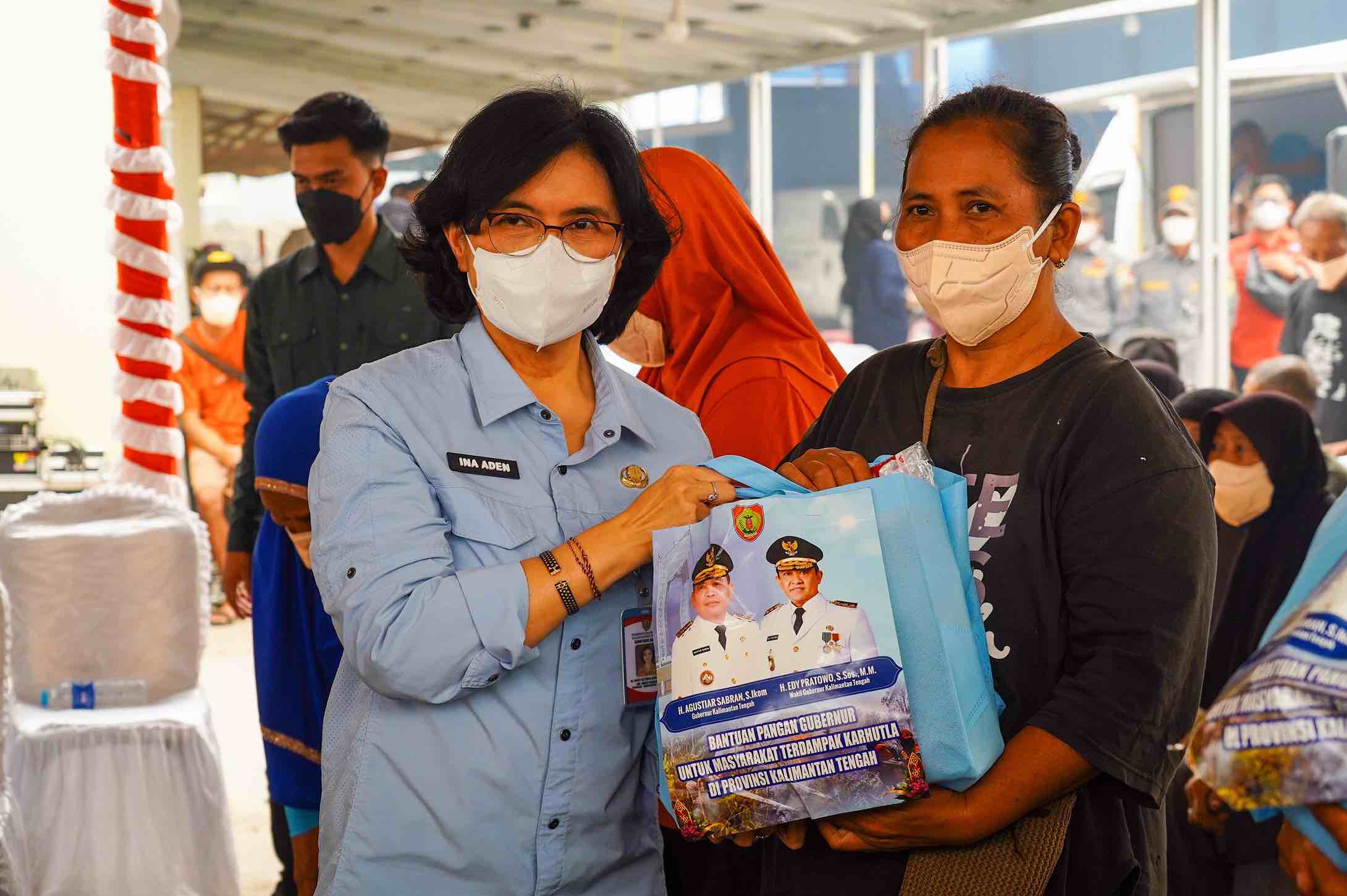 Gubernur Kalteng Agustiar Sabran Salurkan 300 Paket Sembako bagi Warga Terdampak Karhutla di Kalampangan