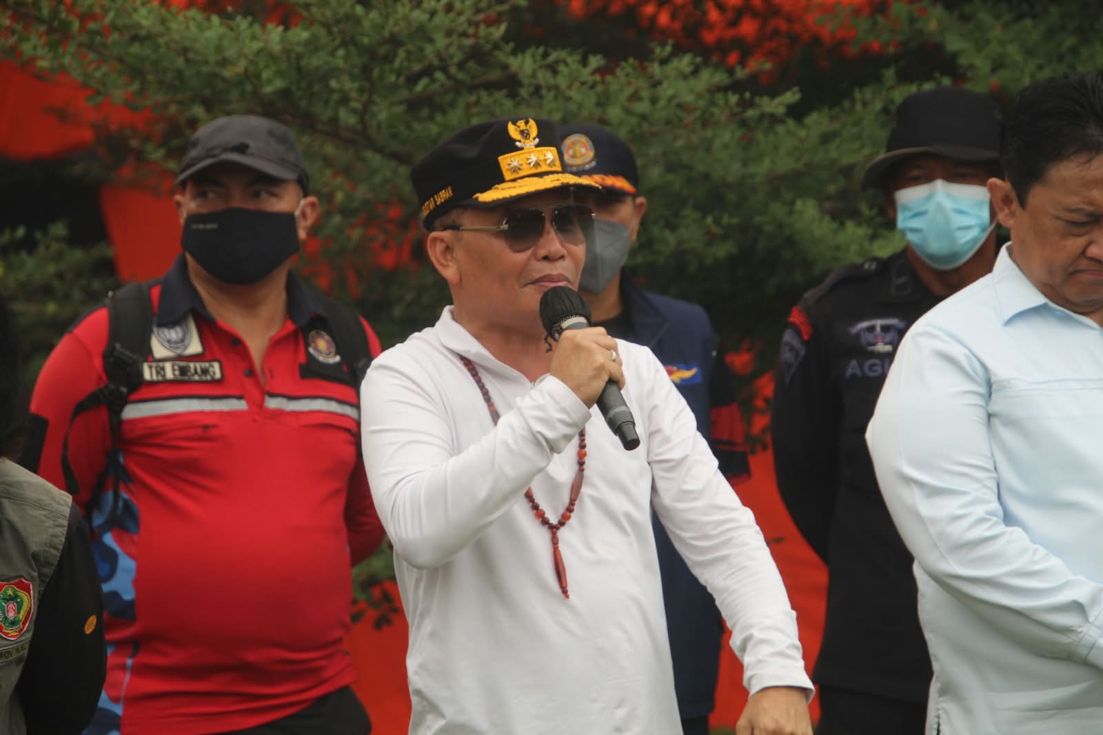 Gubernur Kalteng Agustiar Sabran Salurkan Bantuan Pangan kepada 324 Relawan Penanganan Karhutla