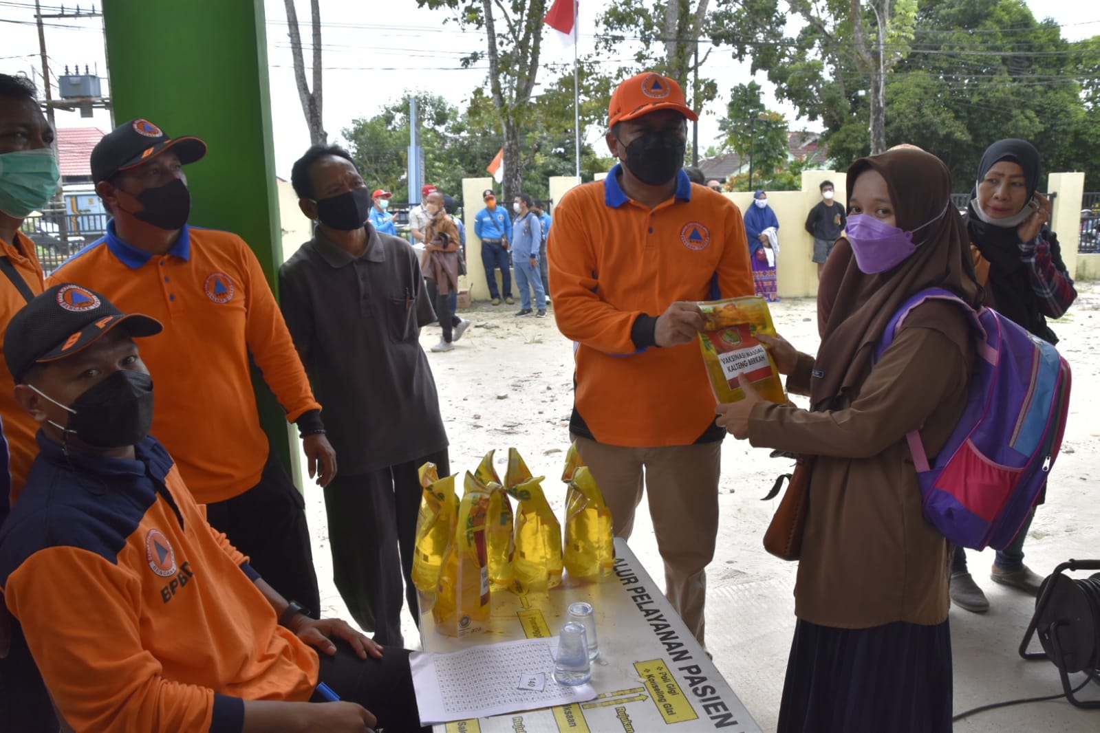 Pemprov Kalteng Bagikan Minyak Goreng Untuk Peserta Vaksin