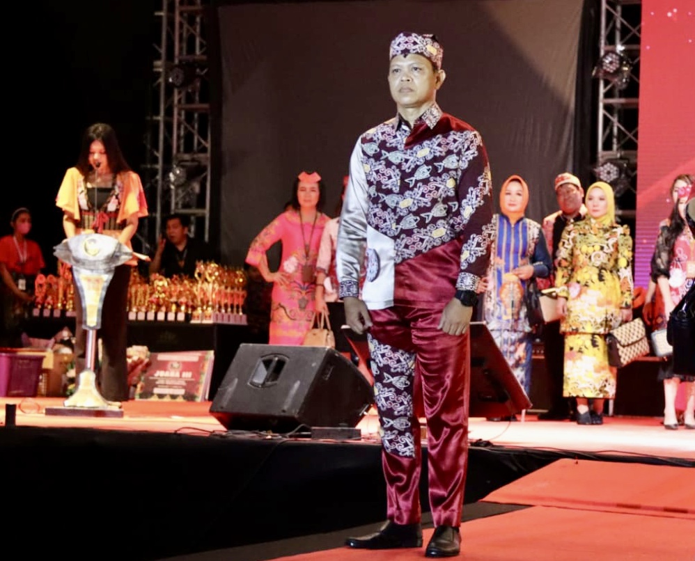 Dislutkan Prov. Kalteng Terima Penghargaan The Best Office Group Body Fashion