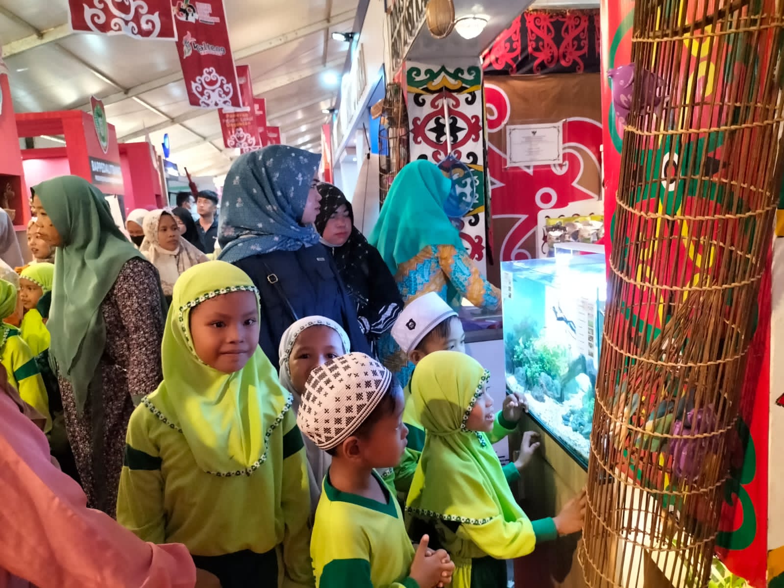 Antusias Masyarakat Membeli Produk Perikanan di Stand Dislutkan Prov. Kalteng