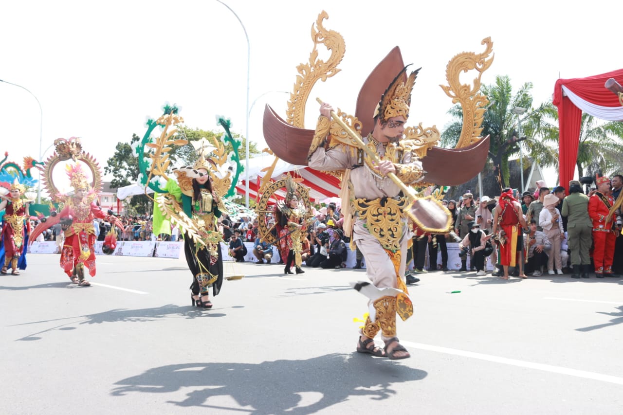 Gubernur Kalteng Sugianto Sabran Lepas Peserta Lomba Karnaval Budaya Festival Budaya Isen Mulang (FBIM) Tahun 2024