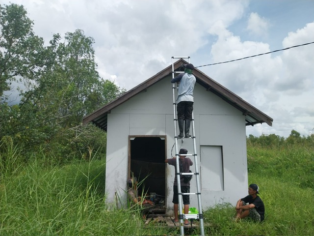 Pemasangan Akses Listrik Bantuan Genset dari Pemprov Kalteng