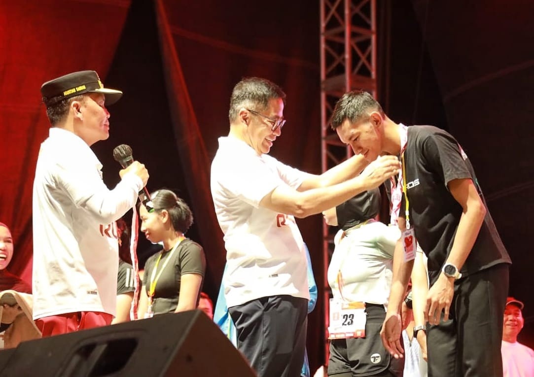Gubernur Kalteng Agustiar Sabran Melepas Peserta Sabrun Night Run 5K Tahun 2025