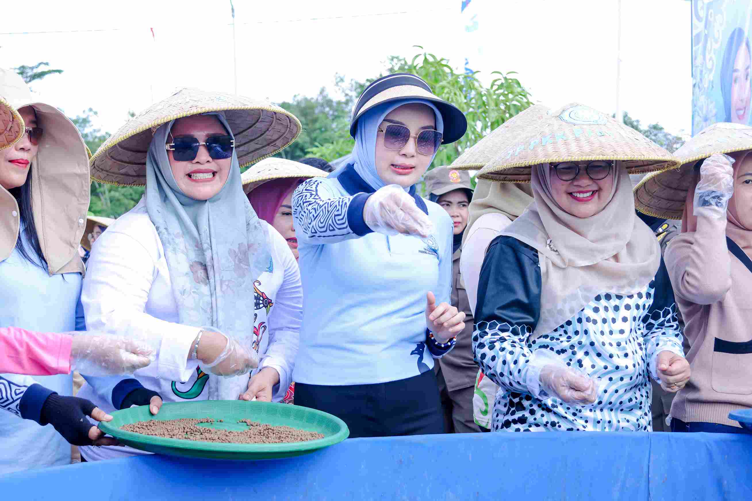 Ketua TP-PKK Aisyah Thisia Agustiar Sabran Bersama Peserta Rakerda TP-PKK se-Kalteng Kegiatan Penanaman, Pemetikan Hasil Hingga Budidaya Ikan Lele