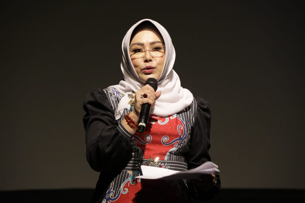 Sahli Yuas Elko Buka Secara Resmi Pertunjukan Sendra Tari Saluang Murik yang Digelar di Panggung Pertunjukan Terbuka UPT Taman  Budaya Kalteng