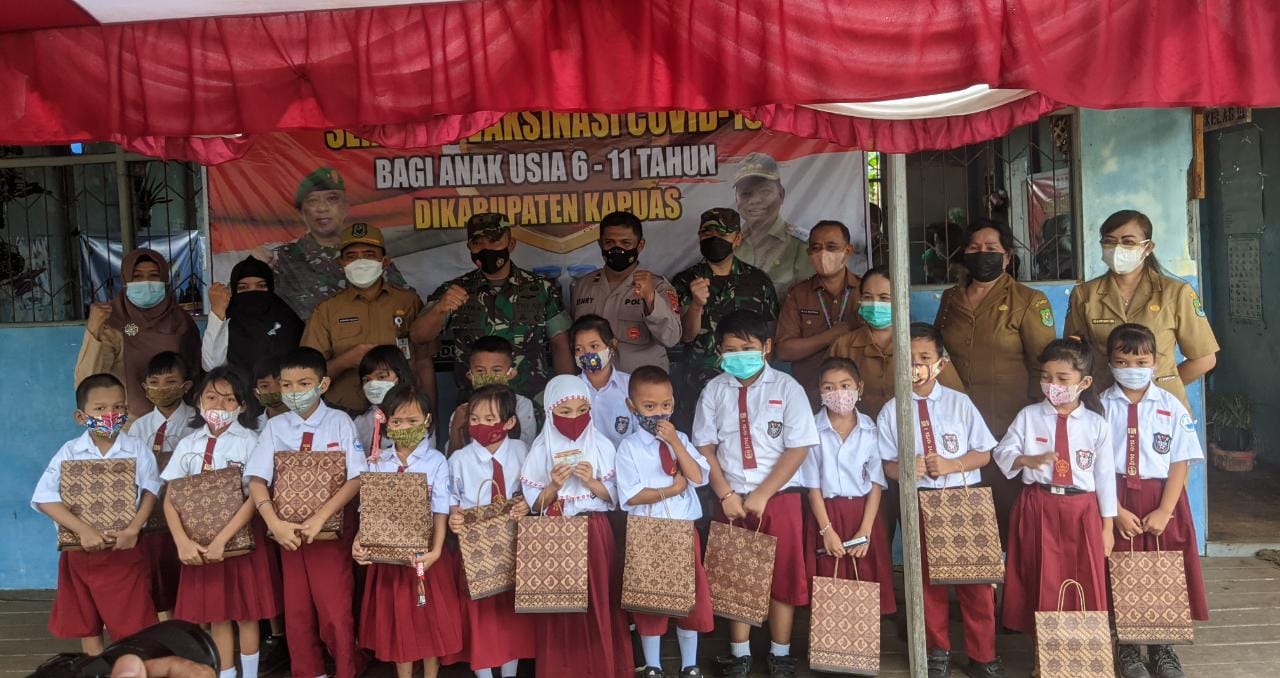 Danrem Tinjau Vaksinasi Anak Di SDN 2 Selat Dalam Kecamatan Selat Kabupaten Kapuas