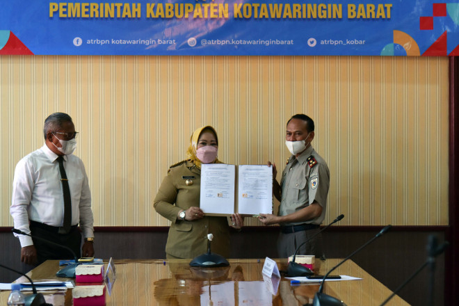 Pemkab Kobar Terima Dokumen Sertipikat Hak Pakai Atas Nama Pemkab Kobar Dari BPN