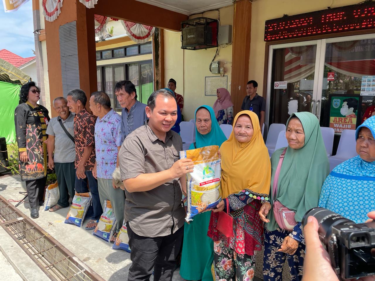 Kepala Dinas Sosial Prov. Kalteng Eddy Karusman : Sebagai Langkah Preventif dan Kepedulian Pemprov Kalteng Gelar Pasar Murah