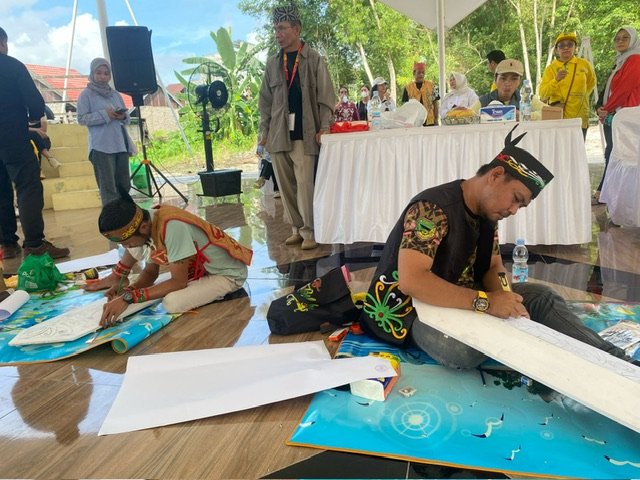 Lomba Lukis Ornamen Talawang Ramaikan Pada FBIM 2025