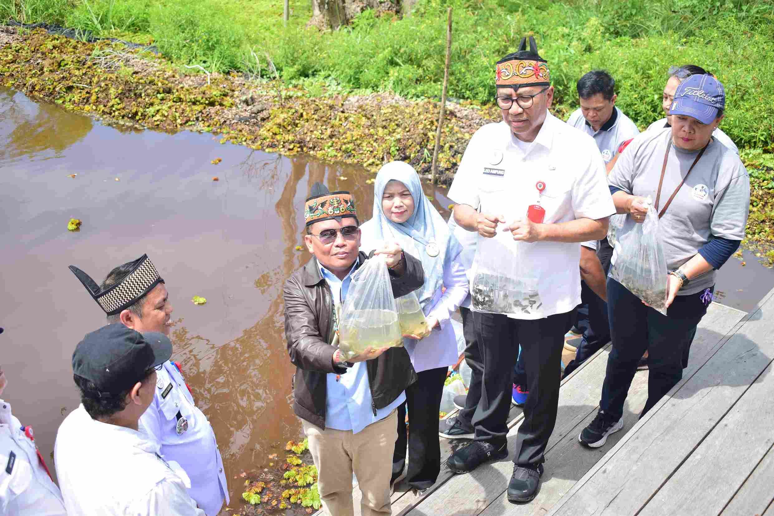 Gubernur Kalteng Agustiar Sabran Lakukan Penebaran Benih Ikan