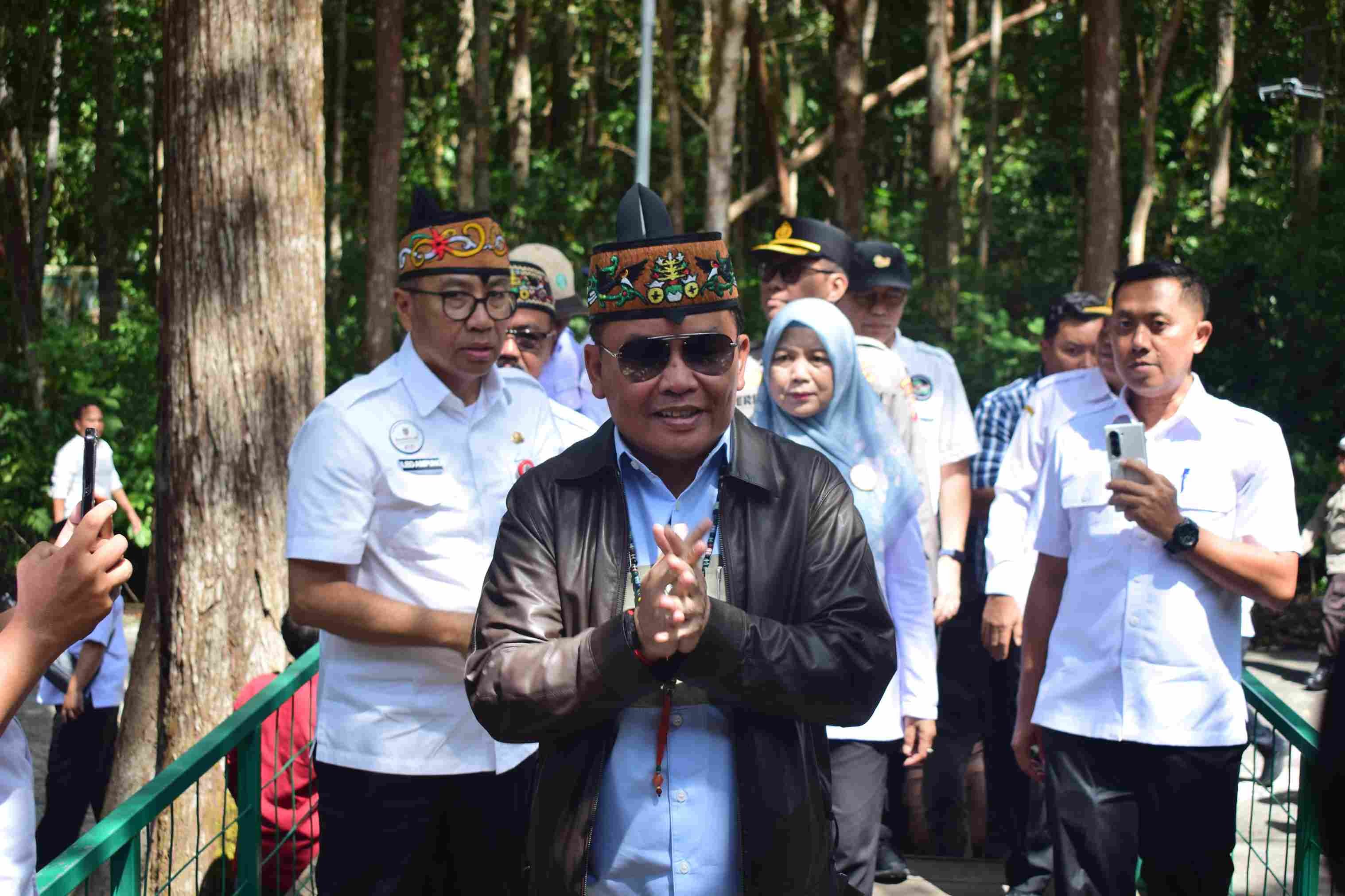 Gubernur Kalteng Agustiar Sabran Lakukan Penebaran Benih Ikan