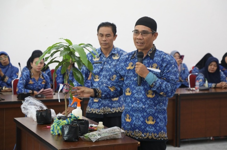 DWP Dinas TPHP Kalteng Ikuti Sosialisasi Perbanyakan Tanaman Hias dan Tanaman Buah melalui Teknik Stek dan Cangkok
