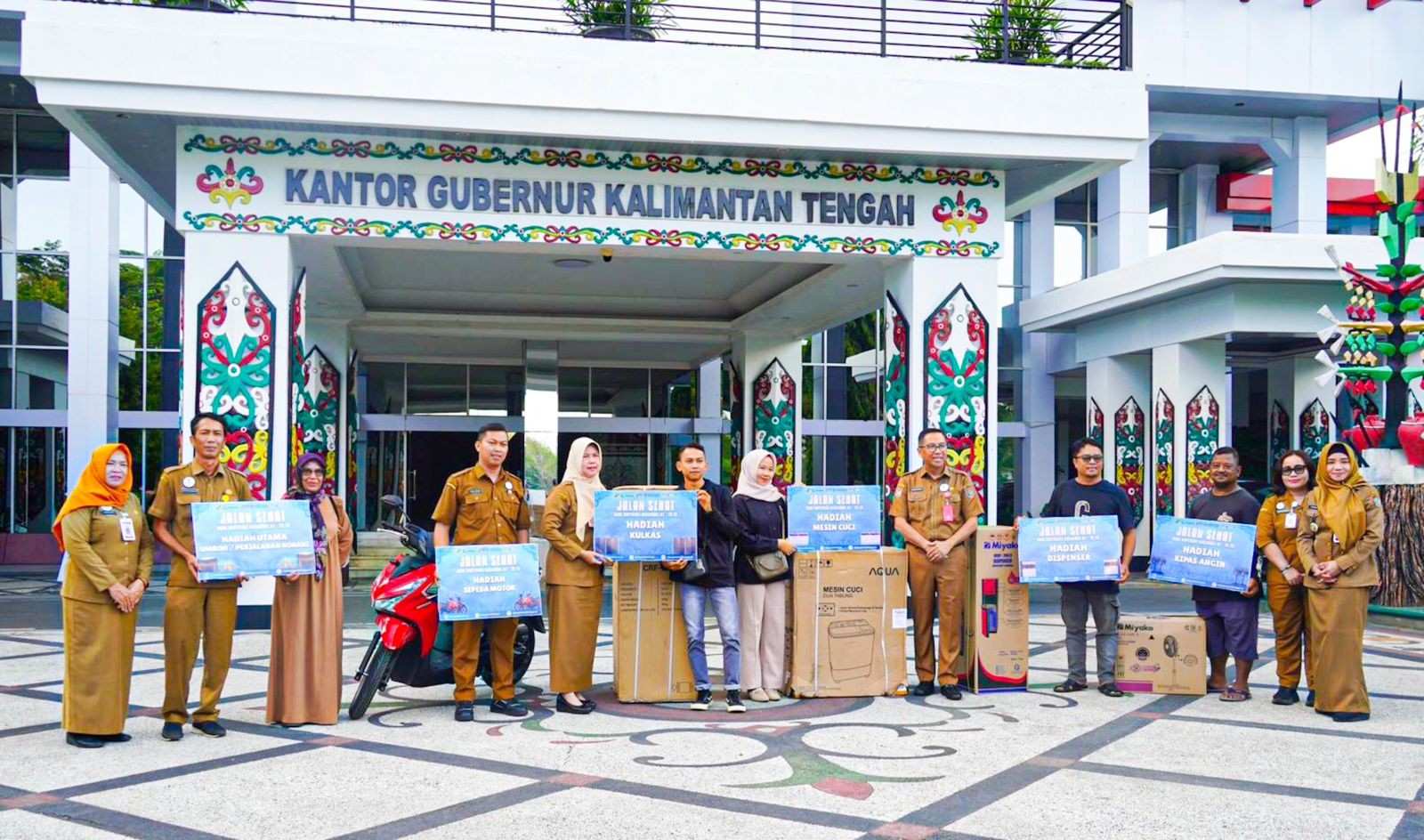 Plt. Sekda Prov. Kalteng Leonard S. Ampung Menyerahkan Seluruh Hadiah Utama