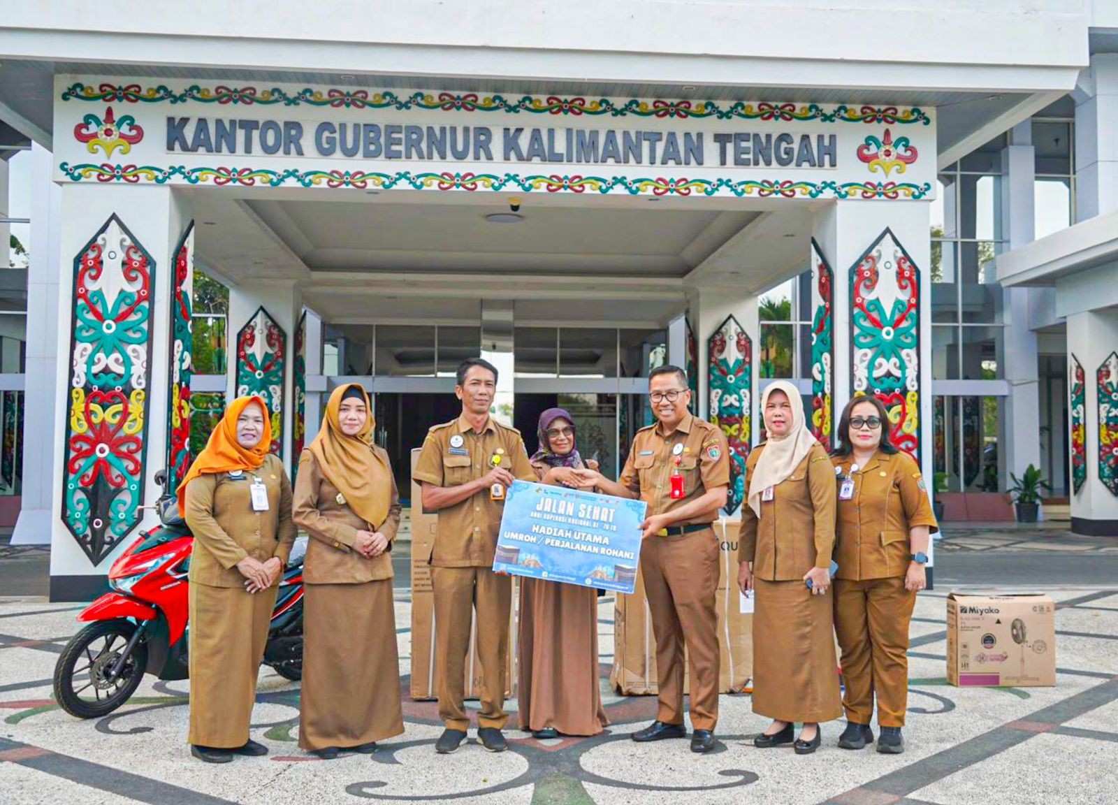 Plt. Sekda Prov. Kalteng Leonard S. Ampung Menyerahkan Seluruh Hadiah Utama