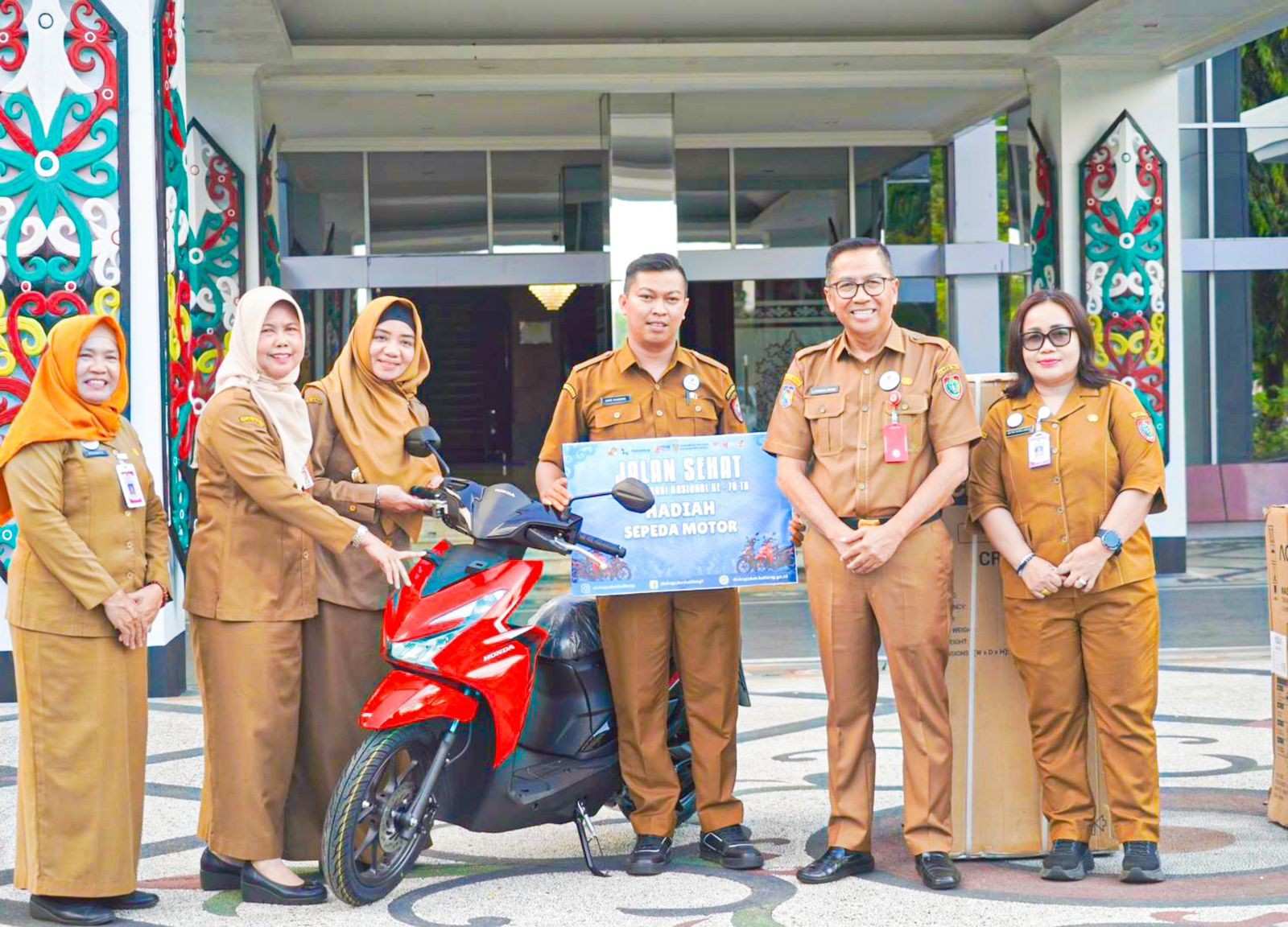 Plt. Sekda Prov. Kalteng Leonard S. Ampung Menyerahkan Seluruh Hadiah Utama